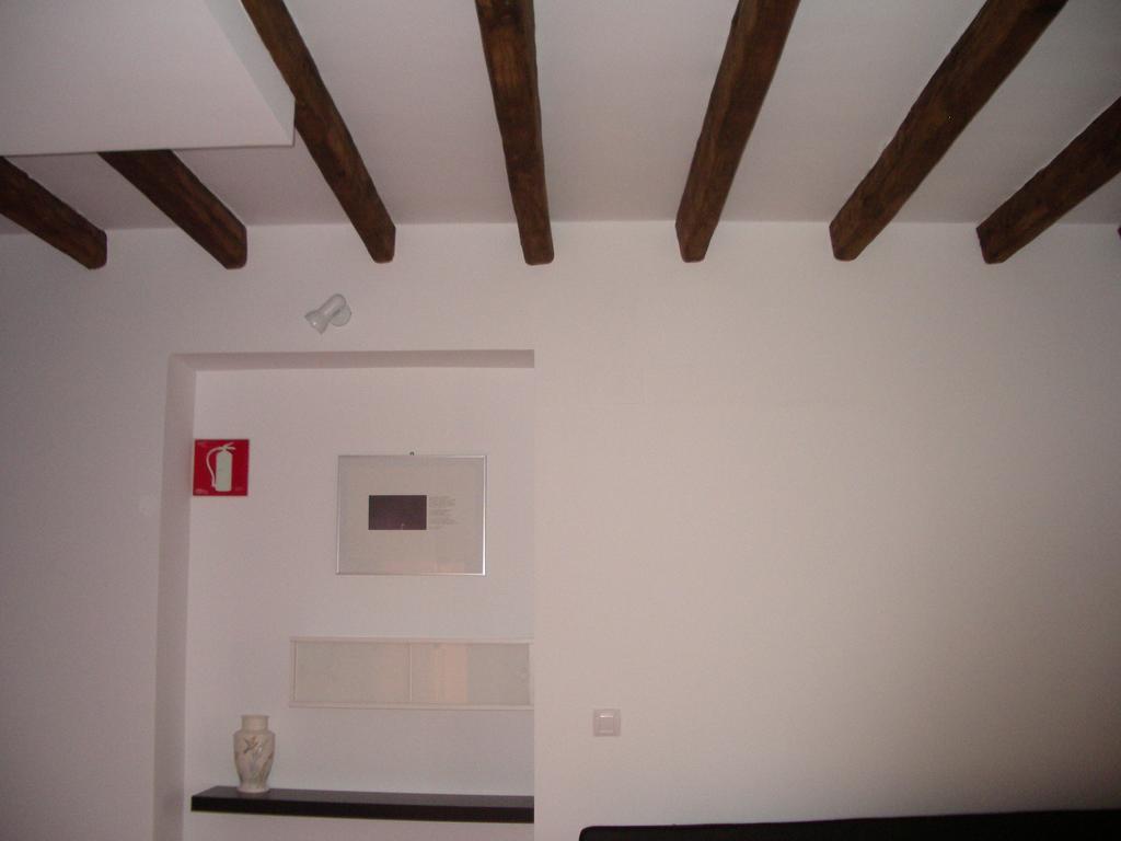 Apartamentos La Fonda Aninon Oda fotoğraf