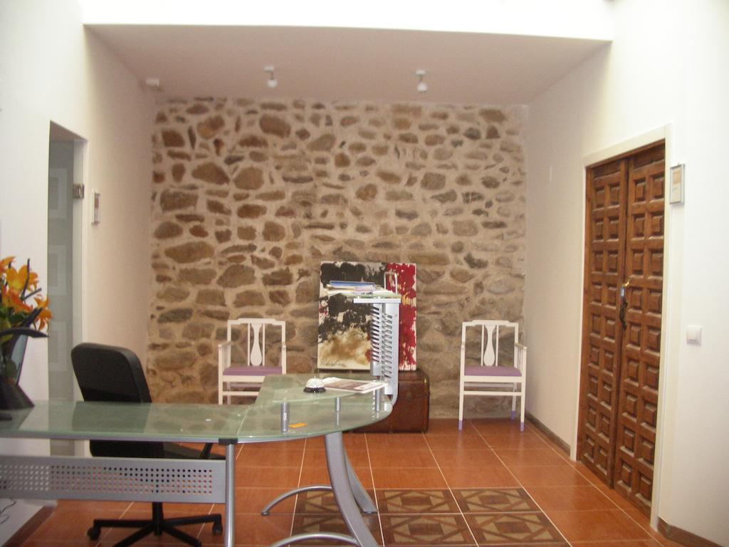 Apartamentos La Fonda Aninon Oda fotoğraf